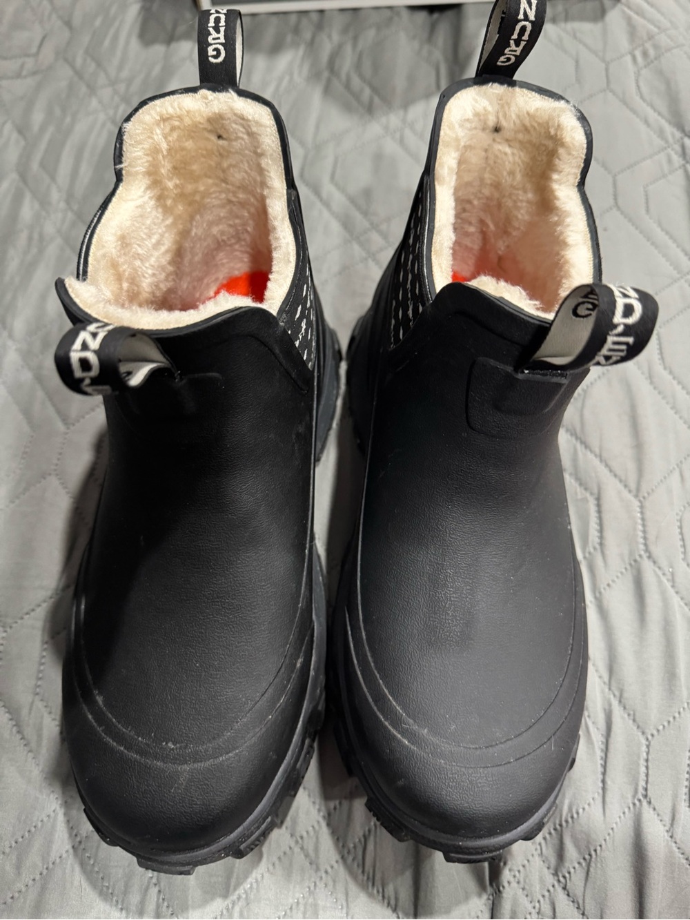 Black Grundens women’s deviation Sherpa ankle boot size 7